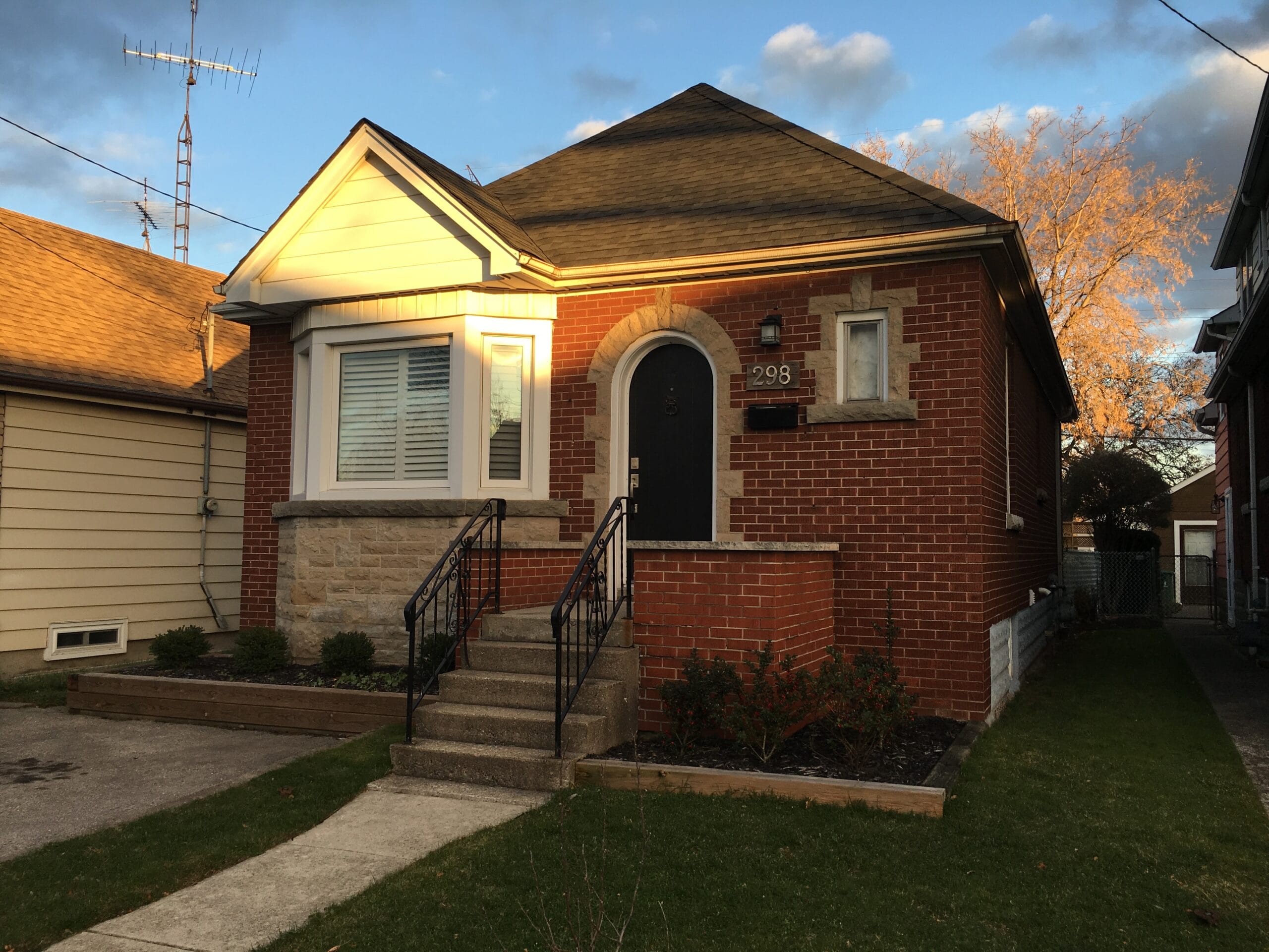 Average detached single-family house in a Hamilton, Ontario neighbourhood